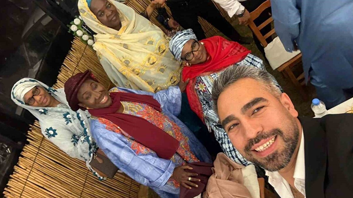 Amerika’da yaşayan Afrikalı öğretmen Rama Diallo ile Adana’nın Feke ilçesinde doğan Halil İbrahim Topal, dört yıl süren uzun mesafeli ilişkilerini Türkiye’de yapılan düğünle taçlandırdı. Çiftin yolu ilk kez 2021’de Afrika’da bir öğle arasında aynı restoranda kesişti. Kısa süren tanışmanın ardından Diallo ABD’ye dönerken, Topal Türkiye’ye gelip askerlik görevine başladı. Buna rağmen iletişim hiç kopmadı ve ilişkileri yıllar içinde güçlenerek devam etti.