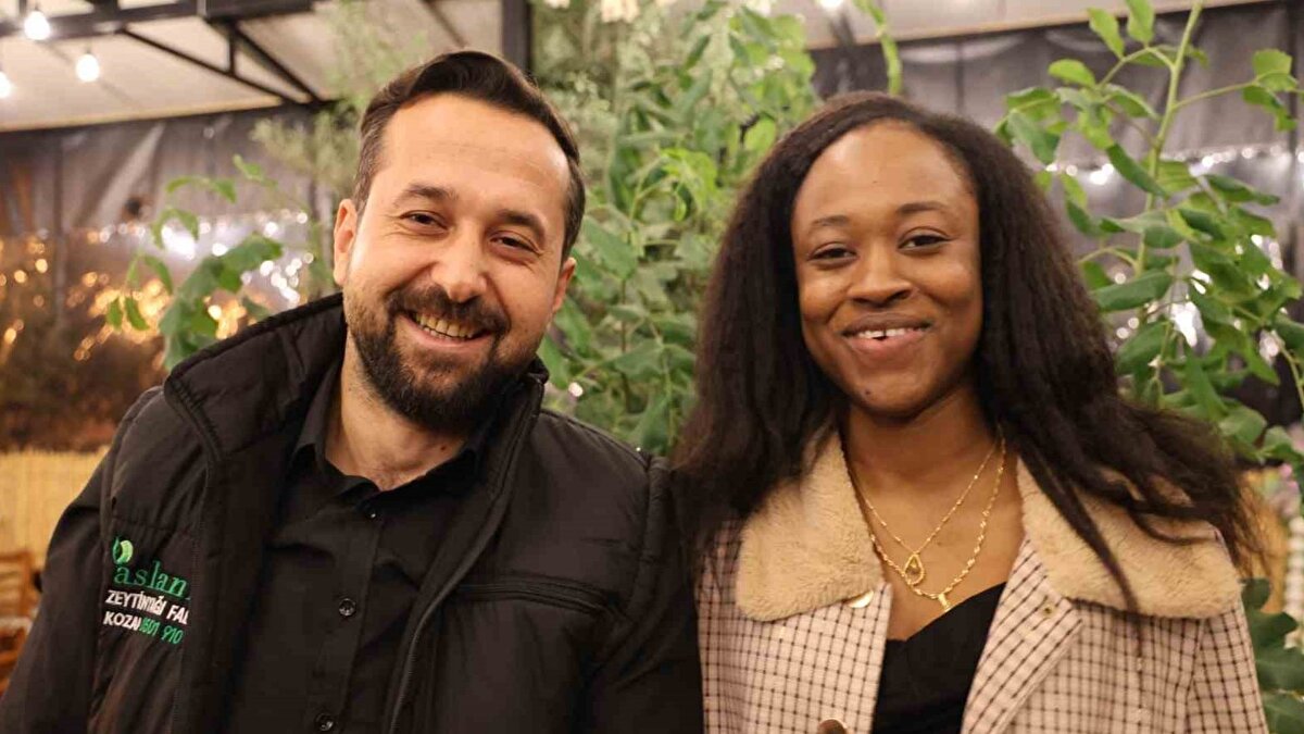 Türk düğün gelenekleriyle birleşen kültürler<br><br>Kozan’da düzenlenen düğünde Afrikalı gelin, Türk adetlerinin tamamını deneyimledi. Kına yakma, kuşak bağlama ve geleneksel ritüeller tören boyunca uygulandı. Dünyanın çeşitli ülkelerinde yaşayan Diallo’nun ailesi de yerel kıyafetleriyle Adana’ya gelerek çiftin mutluluğuna ortak oldu. Afrika ezgileri ile Adana havalarının birleştiği anlarda her iki ailenin de “Erik Dalı” oynayarak sahneyi paylaşması dikkat çekti.