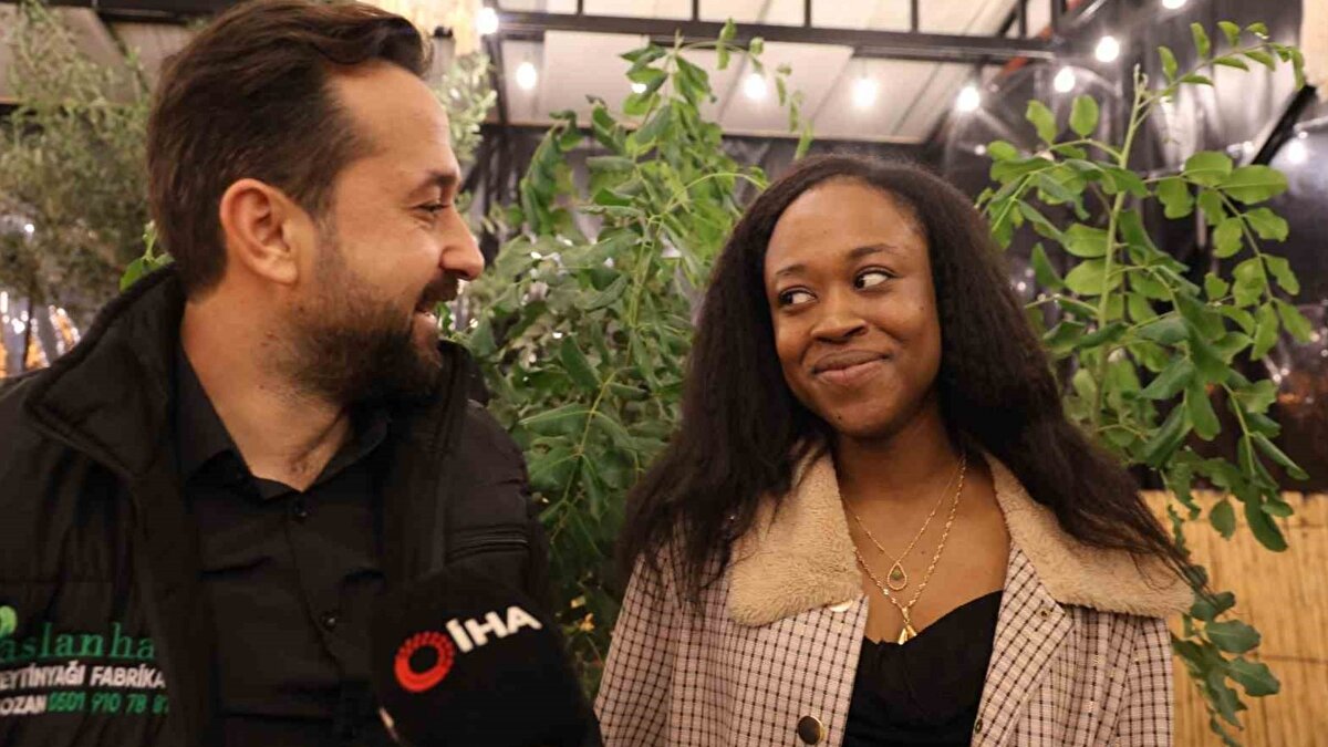 Damat: Mesafe engel olmadı<br><br>Düğün sonrası konuşan Halil İbrahim Topal, tanışmalarının ardından kısa sürede yollarının ayrılmasına rağmen bağlarının hiç kopmadığını anlattı. Askere gittiği süreçte Diallo’nun kendisine destek olduğunu, Türkiye’ye geldiğinde Feke ve yayla bölgelerini gezdirdiklerini belirterek iki ailenin hızlıca kaynaştığını ifade etti.