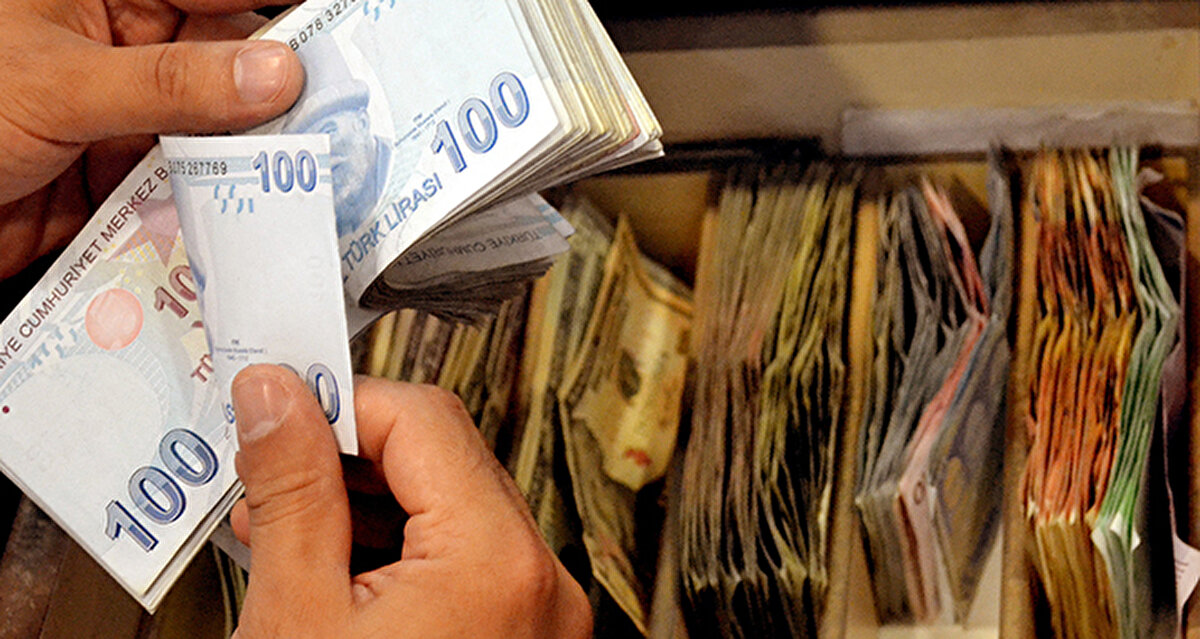 Memur emeklilerinde ise tablo biraz daha farklı. Temmuz döneminde yüzde 15,6’lık zam alan memur emeklilerinin bunun 5 puanlık kısmı toplu sözleşmeden kaynaklanıyordu. Açıklanan beş aylık enflasyon dikkate alındığında memur emeklileri şimdiden yüzde 5,9 enflasyon farkı hakkı elde etti. Ocak ayında yapılacak yüzde 11’lik toplu sözleşme zammıyla birlikte bu oran yüzde 17,55’e ulaşıyor. Aralık ayı enflasyonunun yüzde 1 gelmesi durumunda zam oranının yüzde 18,73’e çıkması öngörülüyor.