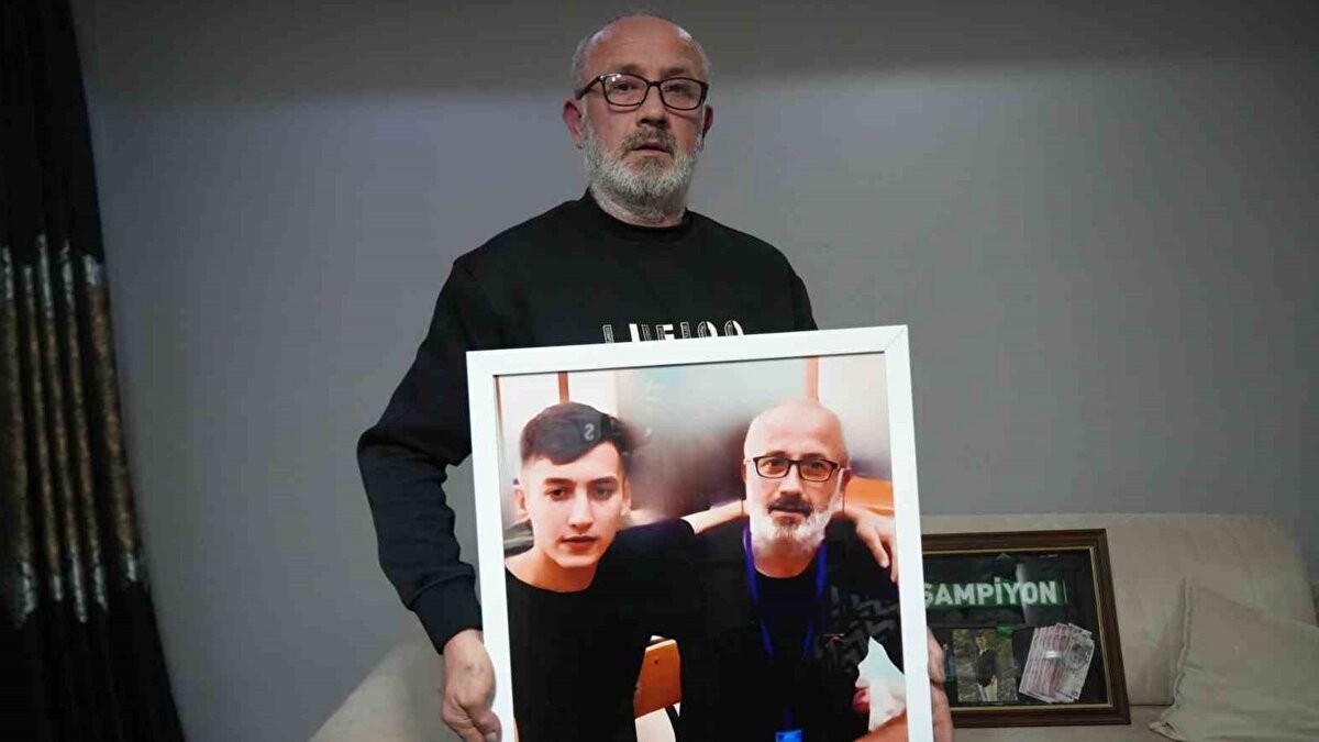 Kocaeli’nin İzmit ilçesi Yahyakaptan Mahallesi’nde 26 Temmuz’da yaşanan bıçaklı saldırıda hayatını kaybeden Ümitcan Şirin, olay sonrası başlatılan soruşturmanın merkezine oturdu. Savcılık tarafından hazırlanan iddianamede, genç adamın iki kişi tarafından buluşma bahanesiyle çağrıldığı, ardından çıkan kavga sırasında defalarca bıçaklandığı ve saldırının cep telefonu kamerasıyla kaydedildiği ifade edildi.