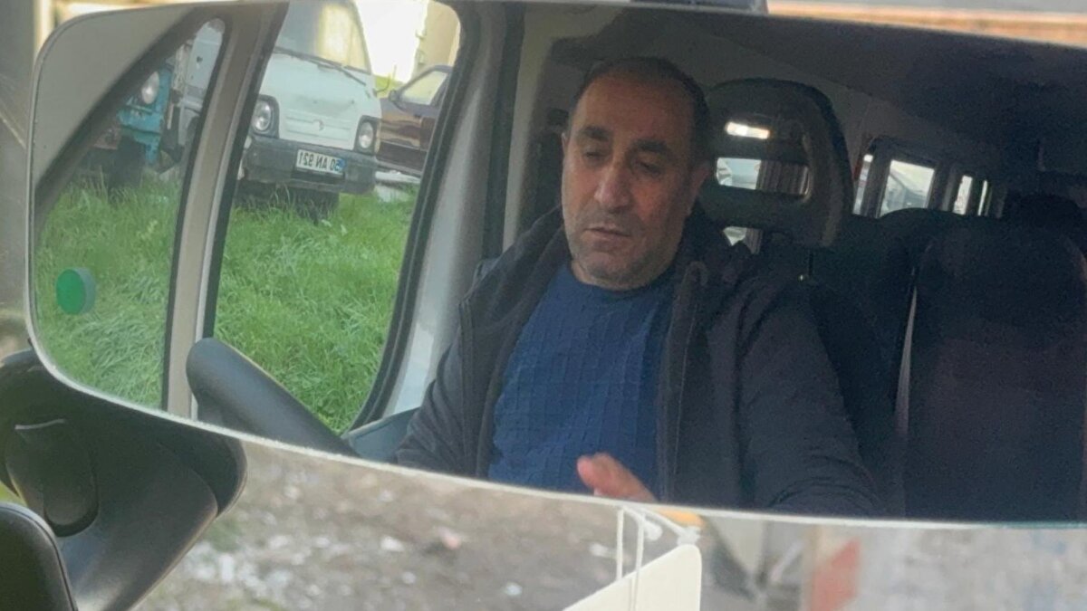 Daniş, motor arıza lambasının sürekli yandığını, minibüsün çekişten düştüğünü ve bu nedenle günlük taşımacılık faaliyetlerini yerine getiremediğini söyledi. “Her seferinde farklı bir gerekçeyle arızanın giderildiğini söylediler ama ertesi gün aynı sorunla karşılaştım” diyen Daniş, yılbaşından bu yana aracın iki ay bile çalışmadığını vurguladı.