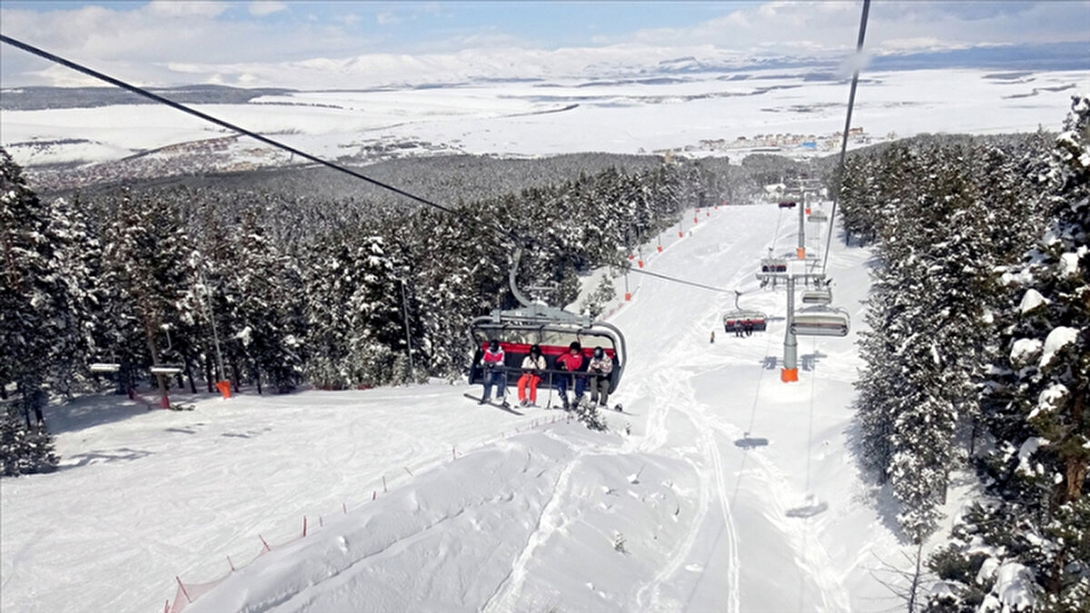 Türkiye’nin en bilinen kayak merkezlerinden Uludağ’da sezonun 15 Aralık civarında açılması hedefleniyor. Pistlerde istenilen kar yüksekliğine ulaşılamamış olsa da yaklaşan yılbaşı tatili nedeniyle otellerin rezervasyonlarının arttığı bildiriliyor. Turizmciler, ayın ikinci yarısından itibaren beklenen yağışlarla pistlerin hızla dolacağını öngörüyor.