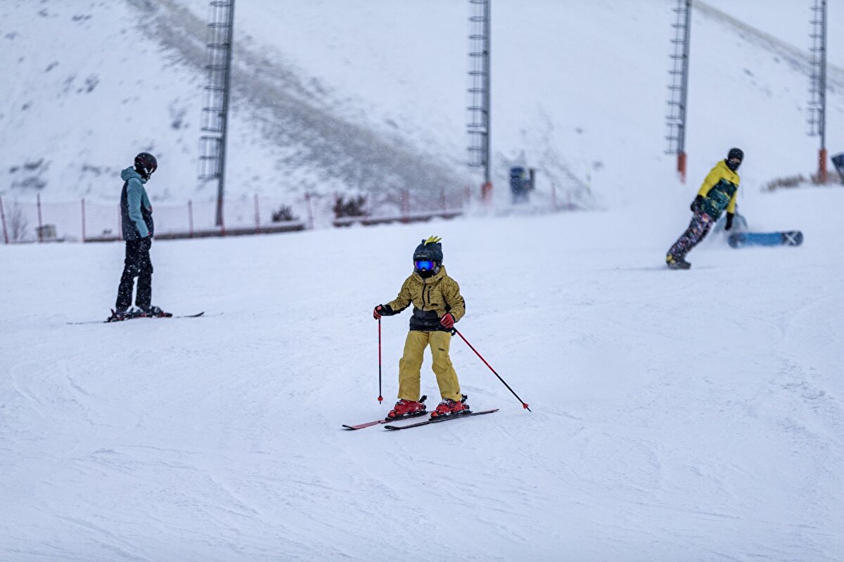 Türkiye’nin kış turizmi noktalarında sezon hazırlıkları bu yıl erken başladı. Aralık ayının başı itibarıyla beklenen yoğun kar yağışı henüz görülmezken, birçok kayak merkezinde pistler suni karlama üniteleriyle desteklenmeye başlandı.