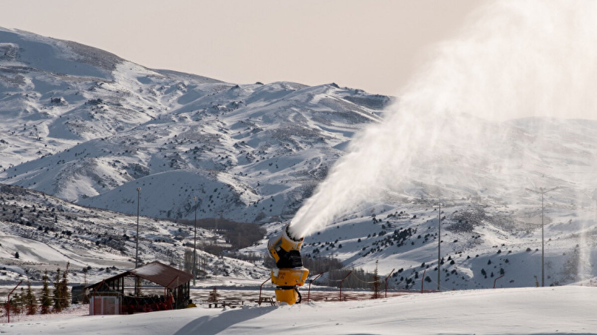 Meteoroloji yetkilileri, önümüzdeki günlerde sıcaklıkların daha da düşeceğini ve özellikle iç ile doğu kesimlerde kar yağışının etkisini artırabileceğini değerlendiriyor.