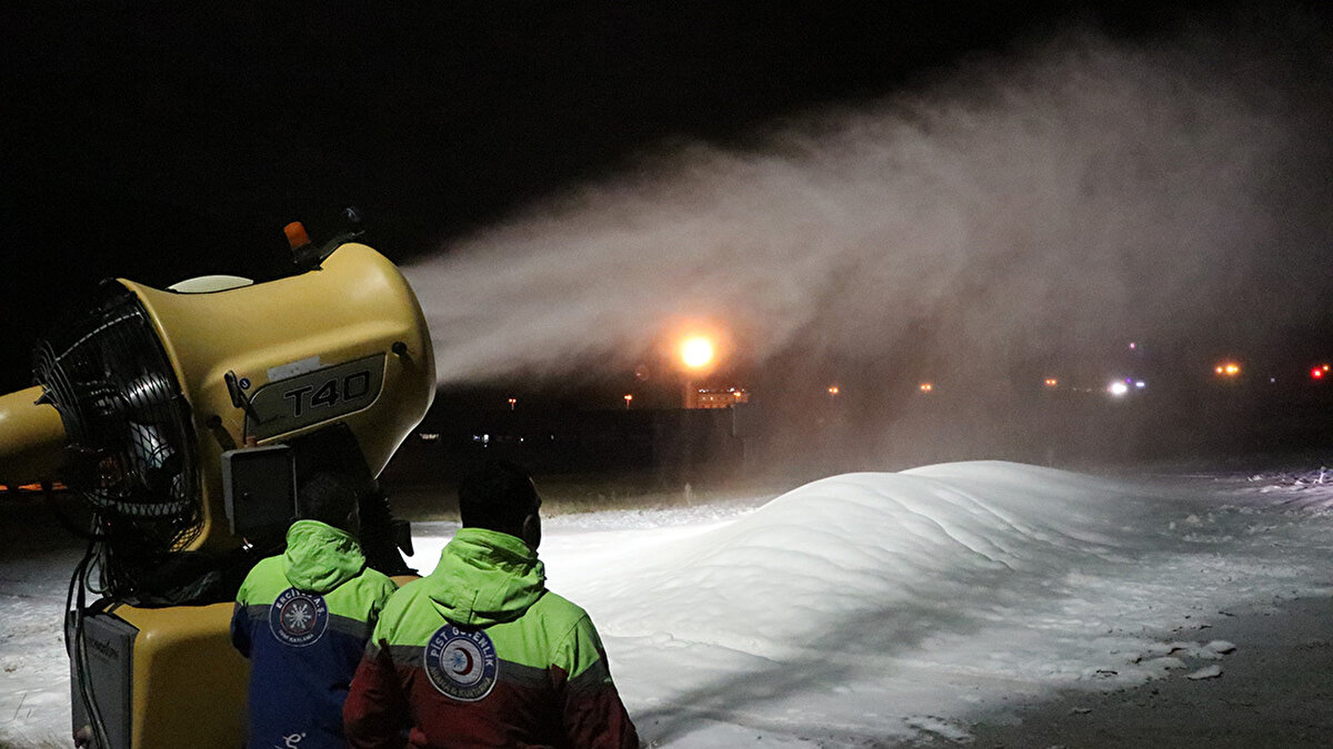 Meteoroloji Genel Müdürlüğü’nün 6 Aralık tarihli ölçümlerine göre Türkiye’de en fazla kar kalınlığı 15 santimetreyle Erzurum Palandöken’de kaydedildi. Konaklı ve Erciyes’te 8 santimetre, Ardahan Yalnızçam’da ise 6 santimetre kar ölçüldü.