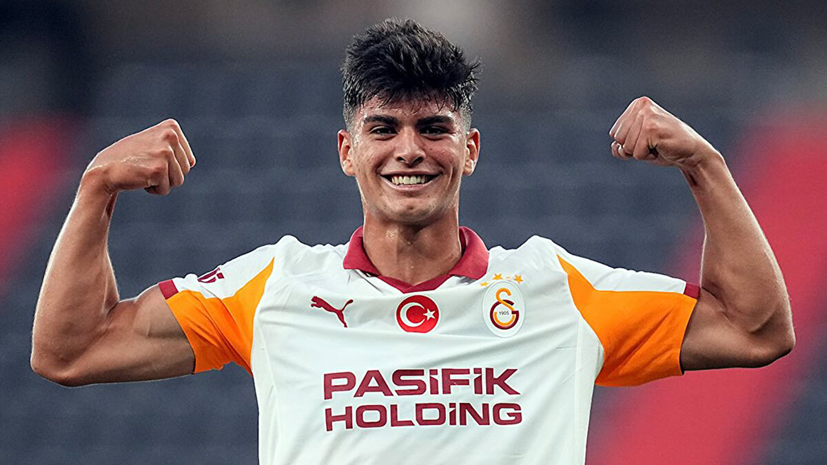 Ancak bu değişiklik sırasında tribünlerden yükselen ıslık sesleri dikkat çekti. Taraftarların genç oyuncuya gösterdiği bu tepki şaşkınlık oluşturdu.