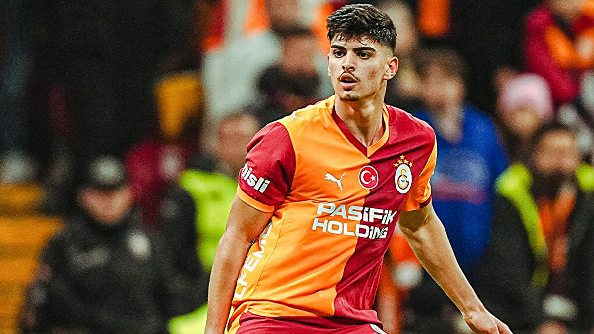 ultrAslan Sahneye Çıktı: "Gel Buraya Arda!"<br><br>Maçın bitiş düdüğüyle birlikte ise senaryo tamamen değişti. Galatasaray’ın taraftar grubu ultrAslan, maç içinde tepki gören ve morali bozulan Arda için tezahürat yaptı.