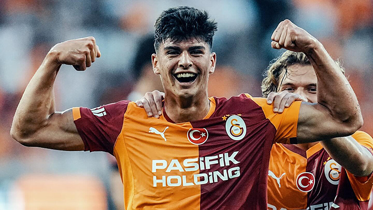 Trendyol Süper Lig’de liderliğini sürdüren Galatasaray’da, Samsunspor galibiyetinin sevinci yaşanırken tribünlerde ilginç bir olay meydana geldi. 18 yaşındaki genç yetenek Arda Ünyay, taraftarın protestosuyla karşılaştı.