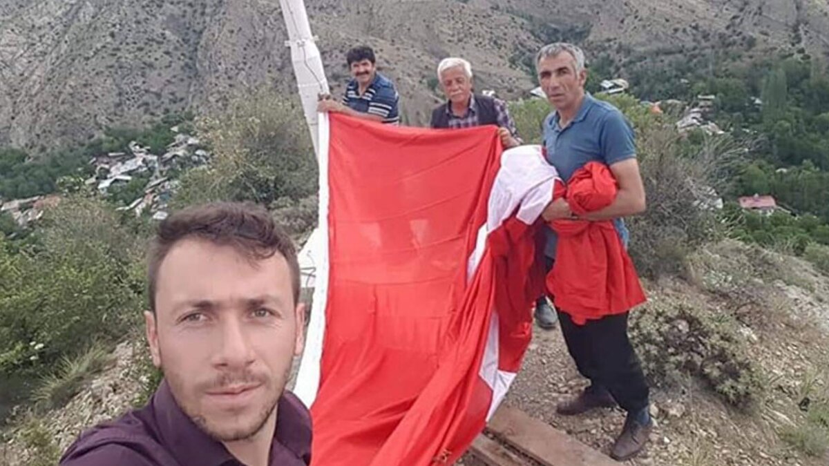 Mahalle halkından büyük takdir<br><br>Bağbaşı ve çevre mahalle sakinleri, Coşkun’un bu vatansever davranışını örnek gösteriyor. Vatandaşlar, onun fedakârlığı ve milli duygularını yaşatma çabasının köy için gurur kaynağı olduğunu ifade ediyor.