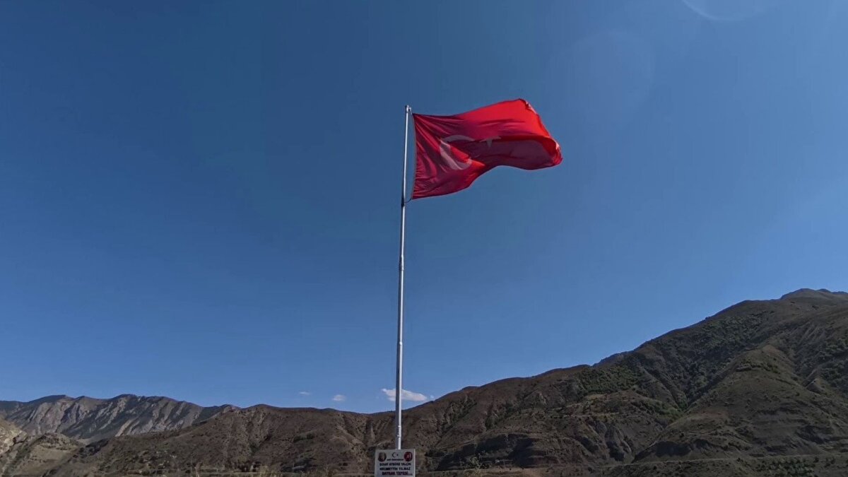 Şehitler ve vatan için fedakârlık<br><br>Coşkun, son diktiği bayrağı şehit öğretmenler anısına göndermiş, böylece hem kendi mahallesine hem de komşu Pehlivanlı Mahallesi’ne yeni bayraklar kazandırmış oldu. Her bayrak dikilişinde gurur ve mutluluk hissettiğini belirten Coşkun, “Ömrüm yettiği sürece gördüğüm her tepeye bayrağımızı dikeceğim. Bayrak sevgimden asla vazgeçmeyeceğim” dedi.