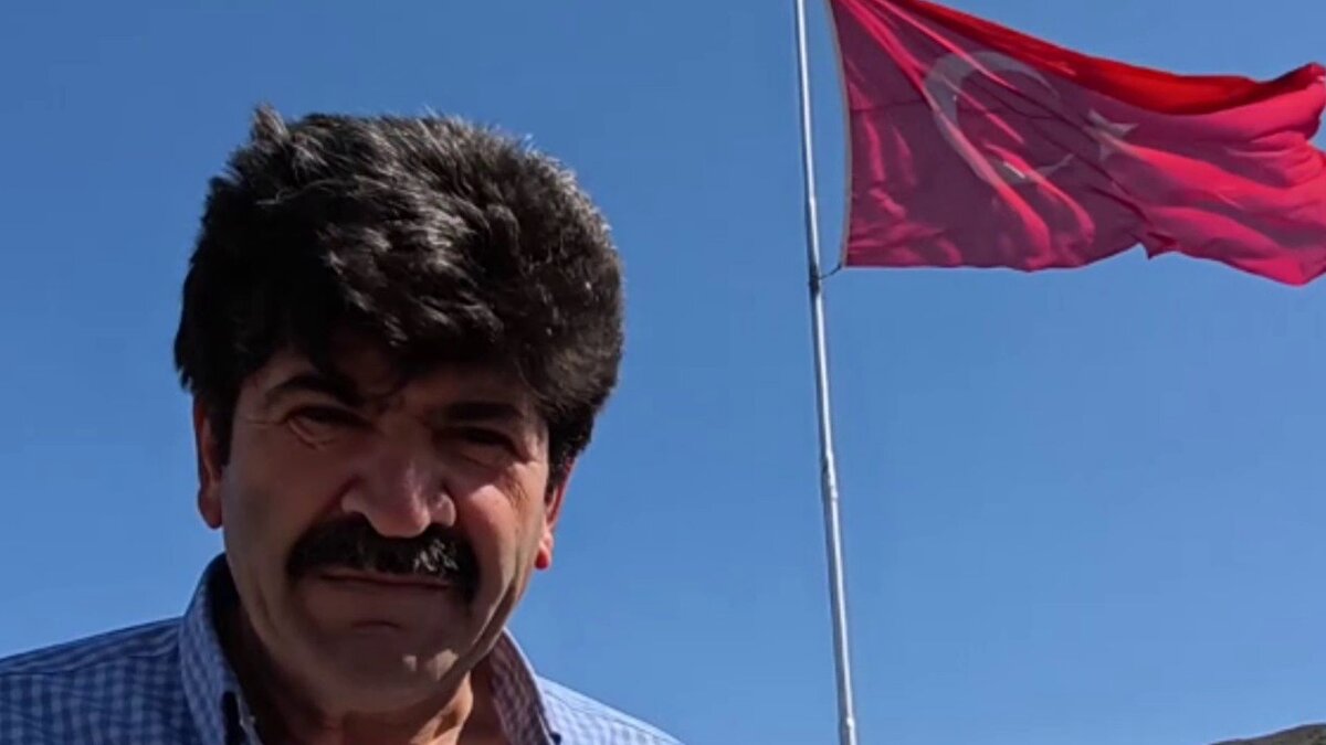 Erzurum’un Tortum ilçesine bağlı Bağbaşı Mahallesi’nde yaşayan Feyzullah Coşkun, köydeki her tepeyi Türk bayraklarıyla süsleme çalışmalarıyla dikkat çekiyor. Halk arasında “Bayrak Adam” olarak bilinen Coşkun, 15 ila 17 metre uzunluğundaki direkleri köy sakinlerinin yardımıyla tepelere taşıyor ve 24 metrekarelik Türk bayraklarını dalgalandırıyor.