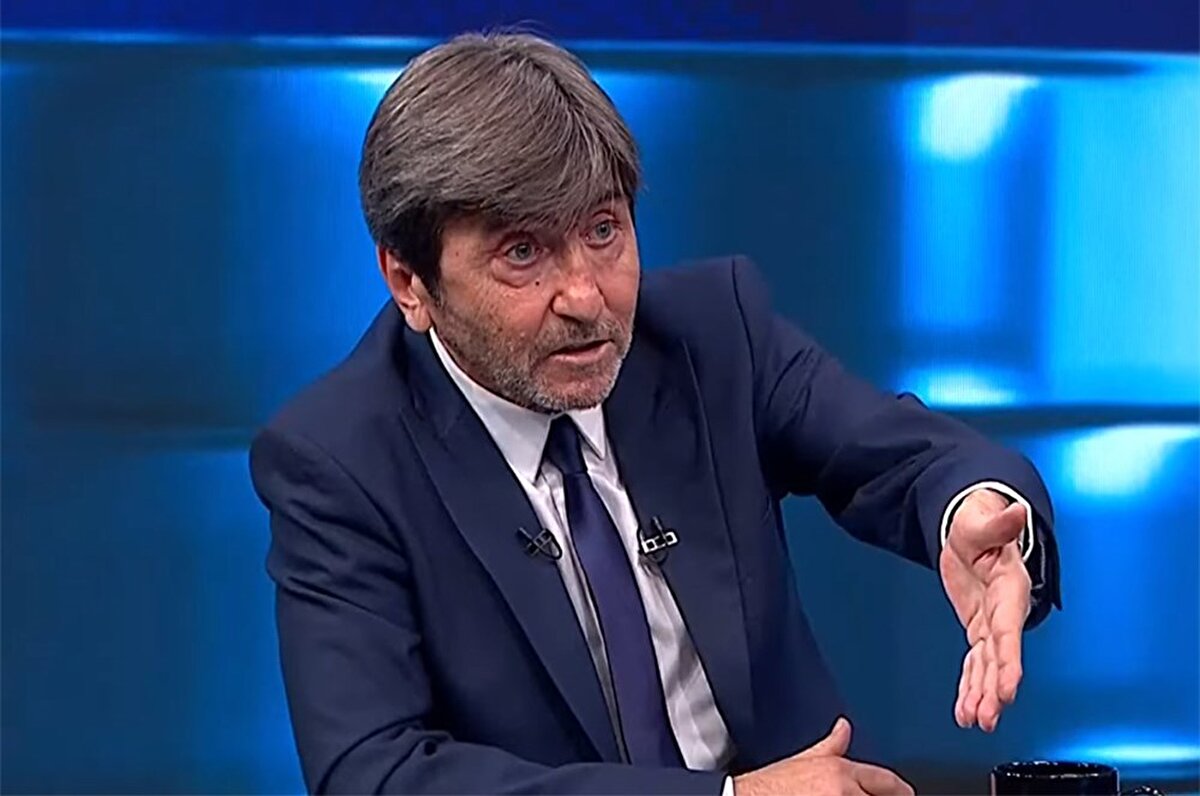 "Kazımcan’ın eli açık olunca top eline çarpıyor; IFAB kurallarına göre buna penaltı diyorlar. Ancak o anda orta hakem ve VAR’ın aklına “Geçen hafta Fenerbahçe–Galatasaray maçının ardından bir sürü olay oldu, taraftar grupları çok ağır şeyler yaptılar; yetmedi, Galatasaray yönetimi baskı yaptı” düşüncesi geldi. Zaten dengeleri birkaç yıldır bozuk olan hakemlerde, bu bozulmuş kafalarda da kurallar işlemiyor ve sonuçta haklının değil, güçlünün yanında olmayı tercih ediyorlar. Dolayısıyla santrası bile olmayacak bir penaltı verilmiyor."