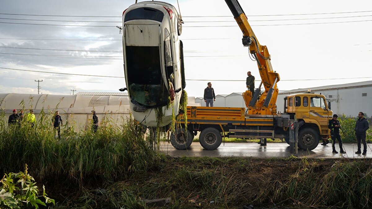 Olay sabah saat 05.00 civarında Muratpaşa ilçesi Yenigöl Mahallesi Kanal Sokak’ta gerçekleşti. İddiaya göre, Hatice Doğan, eşi Gürsel Doğan ile tartışmasının ardından 07 AKU 552 plakalı cipine binerek evden ayrıldı. Kısa bir süre sonra sürücüsünün kontrolünü kaybettiği araç, yol kenarındaki DSİ sulama kanalına düştü.