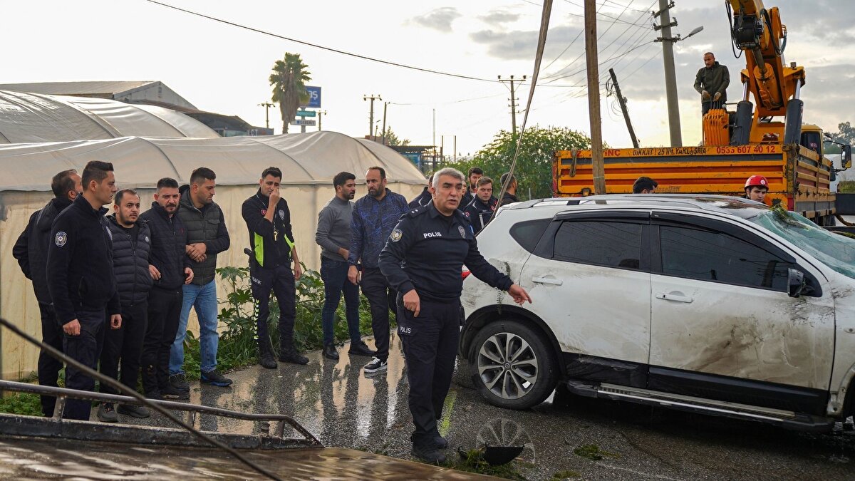 Eşin gözyaşları ve acı tablo<br><br>Olay yerine gelen Gürsel Doğan, aracın içinde eşinin cansız bedenini görünce büyük bir şok yaşadı. “3 çocuğum var, ne diyeceğim, ben ne diyeceğim” sözleriyle gözyaşlarına hakim olamayan Doğan, çevresindekilerin sakinleştirme çabalarına rağmen aracın yanından ayrılmak istemedi. Cip, vinç yardımıyla sudan çıkarıldıktan sonra Hatice Doğan’ın cenazesi Antalya Adli Tıp Kurumu’na götürüldü.