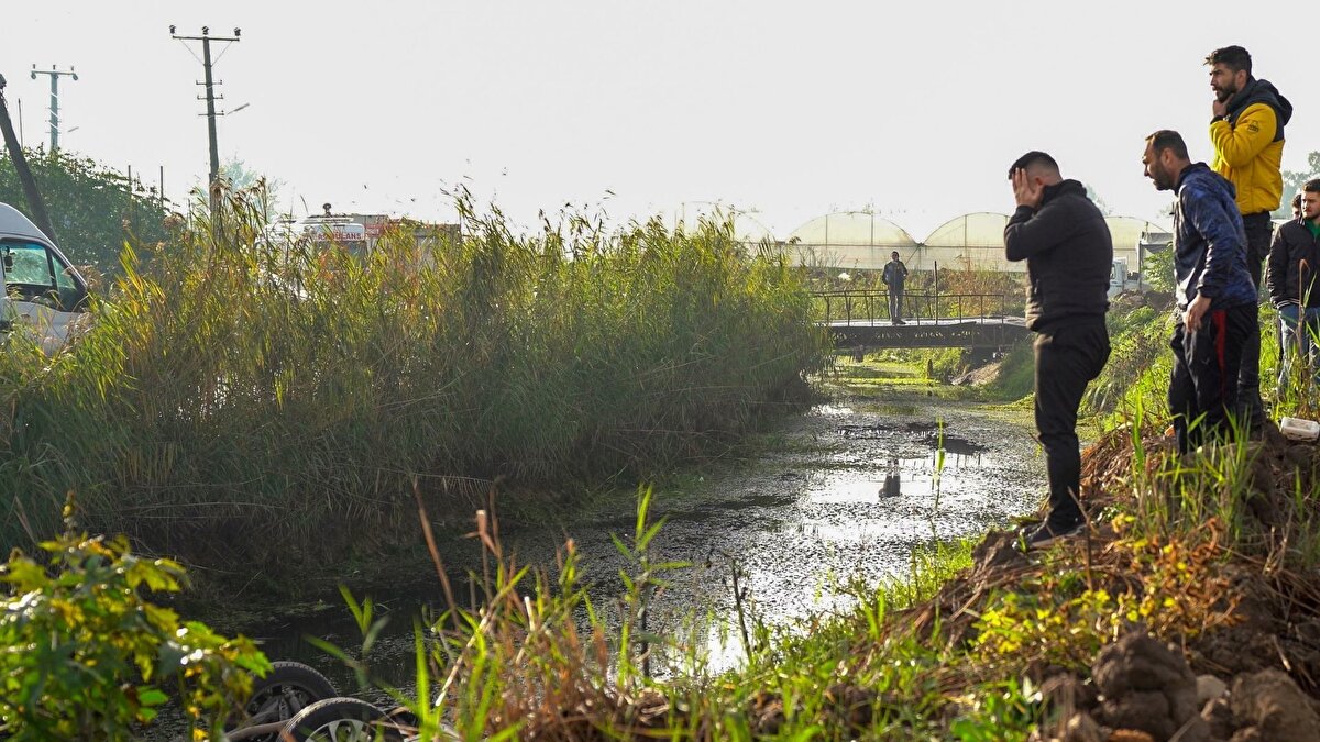 Çevredekilerin ihbarı ve ekiplerin müdahalesi<br><br>Sabah saatlerinde kanal kenarındaki tarlaya çalışanlar, ters dönen aracı fark ederek durumu 112 Acil Çağrı Merkezi’ne bildirdi. Olay yerine itfaiye, sağlık ve polis ekipleri sevk edildi. Suya gömülen cipin içinde biri olabileceği ihtimaliyle ekipler inceleme başlattı, ardından vinç yardımıyla araç sudan çıkarıldı.