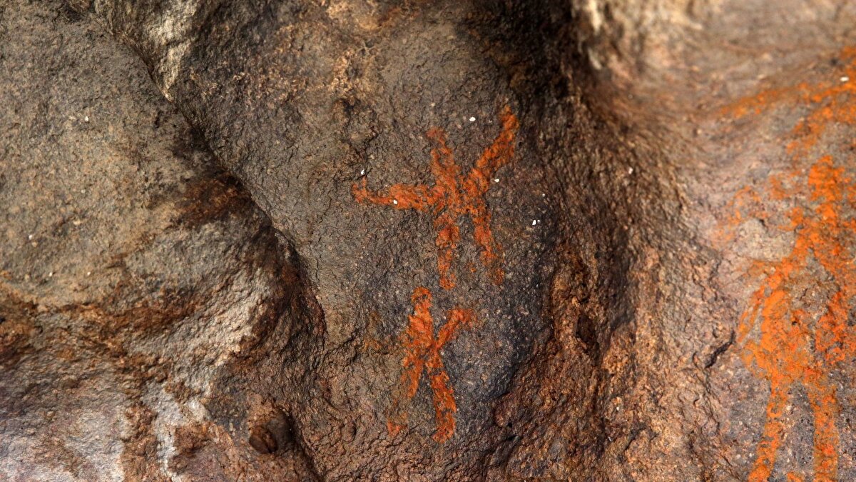 Araştırmalar sürüyor<br><br>Resimlerin boyayla mı yoksa oyma yöntemiyle mi yapıldığı henüz netleşmedi. Özsoy, bölgede başka figürlerin olup olmadığının araştırılması gerektiğini vurguladı. İlk bulgulara göre hematit minerali ve taş-kil karışımı bir boya kullanıldığı ihtimali üzerinde duruluyor.