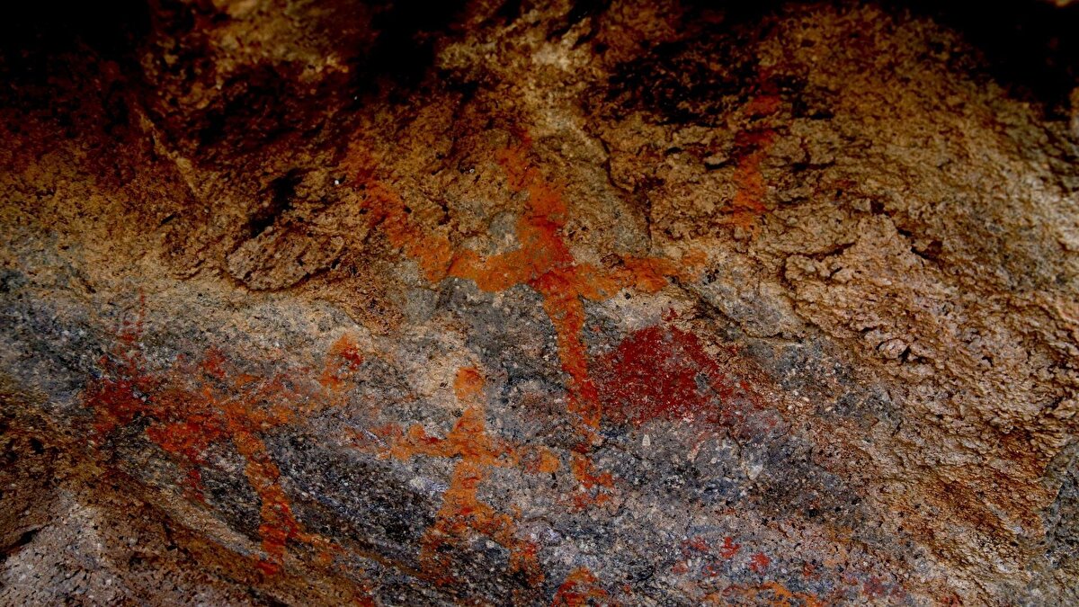 Uzmanlardan değerlendirme<br><br>ÇEKÜL Kayseri Temsilcisi Prof. Dr. Osman Özsoy, uzun süredir Kayseri’nin yer altı ve kültürel envanter çalışmaları yürüttüklerini, ancak bu tür kaya resimleriyle daha önce karşılaşmadıklarını söyledi. Özsoy, resimlerin kadın, erkek ve aile figürlerini içerdiğini, renk ve figür yapısının Latmos ve Çatalhöyük örnekleriyle büyük benzerlik taşıdığını belirtti.