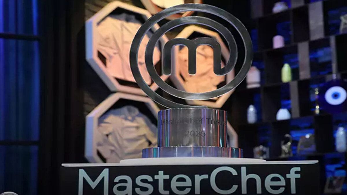 MasterChef Büyük Ödül Ne?<br><br>Finalde kazanan isim Sezer Dirican olmasına rağmen, büyük ödülün ne olduğu sorusu hala gündemde. MasterChef Türkiye 2025 şampiyonunun kazanacağı ödülün ne olduğu henüz resmen açıklanmadı. Bu konuda birçok spekülasyon olsa da, organizasyon tarafından ödülün içeriğiyle ilgili herhangi bir resmi açıklama yapılmadı.