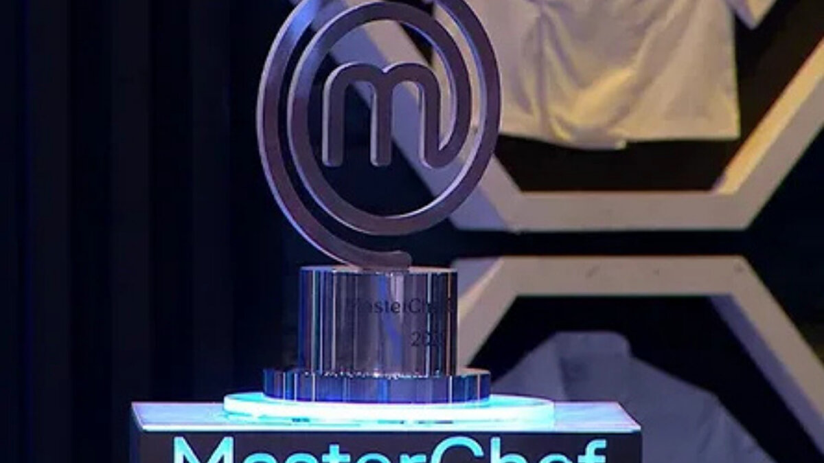 MasterChef Türkiye 2025’in büyük finali, Özkan ve Sezer arasında kıran kırana geçen bir mücadeleyle sona erdi. Her iki yarışmacı da zorlu eleme turlarını geçerek finale kalmayı başarmış, şampiyonluk için mutfakta yeteneklerini sergilemişti. Sezer Dirican, aldığı yüksek puanlarla MasterChef Türkiye 2025’in şampiyonu olarak adını tarihe yazdırdı. Ancak izleyiciler, yalnızca şampiyonun kim olduğunu değil, aynı zamanda kazandığı büyük ödülü de merak ediyor.