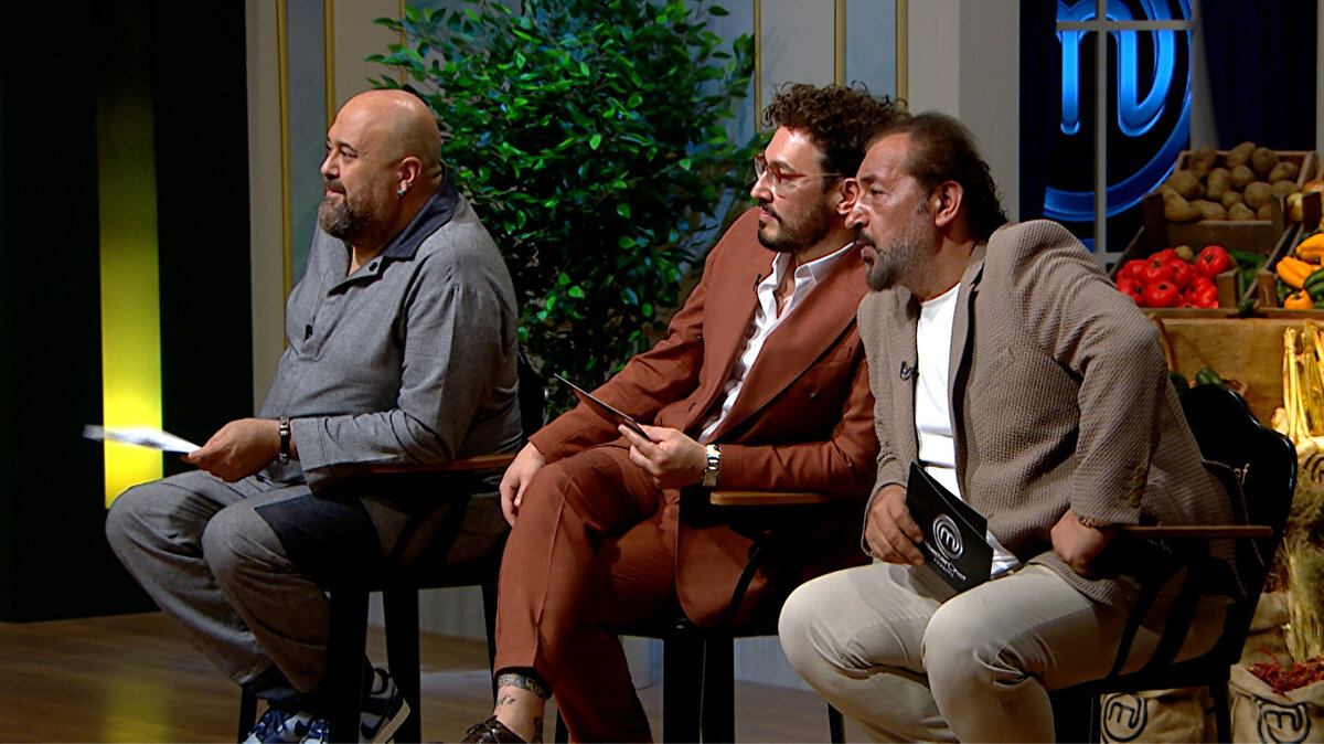 Mutfakta teknik bilgisi, yaratıcılığı ve disiplinli çalışma tarzı ile dikkat çeken Dirican, tabak sunumunda ise modern ve estetik bir anlayış sergilemiştir.