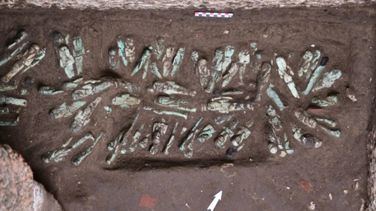 Heykeller, ölen Firavun’a ahirette hizmet edecek hizmetkarlar olarak tasarlanan uşabti figürleriydi. Payraudeau, heykellerin yarısından fazlasının kadın figürü olmasının “olağanüstü bir durum” olduğunu belirtti. Tanis, Mısır krallığının 21. hanedanlığı döneminde başkent olarak kuruldu ve Krallar Vadisi’nin yağmalanması sonrası kraliyet nekropolü buraya taşındı.