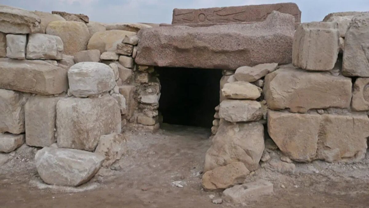 Fransız Mısır bilimci Frederic Payraudeau liderliğindeki Tanis kazı ekibi, 1946’dan bu yana nadiren rastlanan bir keşfe imza attı. Nil Deltası’ndaki nekropolde bulunan 225 küçük heykelciğin tamamı, yaklaşık 10 gün süren titiz bir çalışma ile gün yüzüne çıkarıldı. Heykeller, çukurun kenarlarına yıldız şeklinde ve dipte yatay sıralar hâlinde yerleştirilmişti.