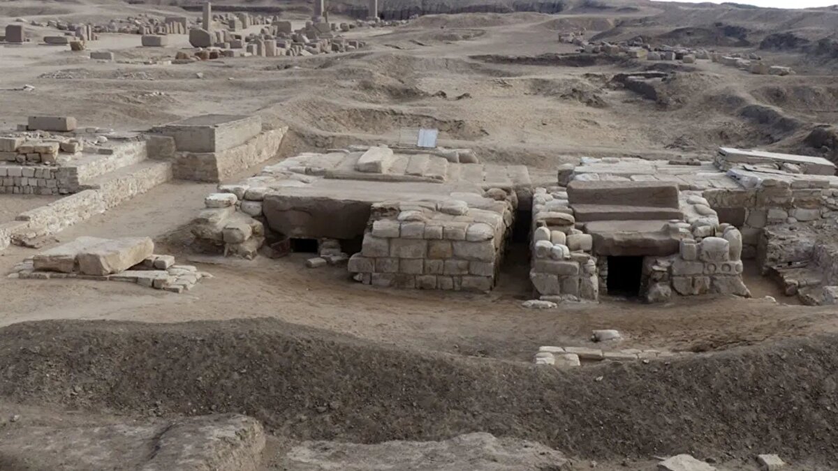 Yeni keşfedilen heykellerin üzerindeki kraliyet sembolleri, gömülünün MÖ 830–791 yılları arasında hüküm süren Firavun III. Şoşenk olduğunu doğruladı. Bu, firavunun kendi mezarına gömülmediğini ortaya koyarak 3 bin yıllık sırrı aydınlattı. Payraudeau, “Bir firavun için mezar inşa etmek bir kumardır; halefinizin sizi oraya gömeceğine asla emin olamazsınız” diyerek durumu yorumladı.