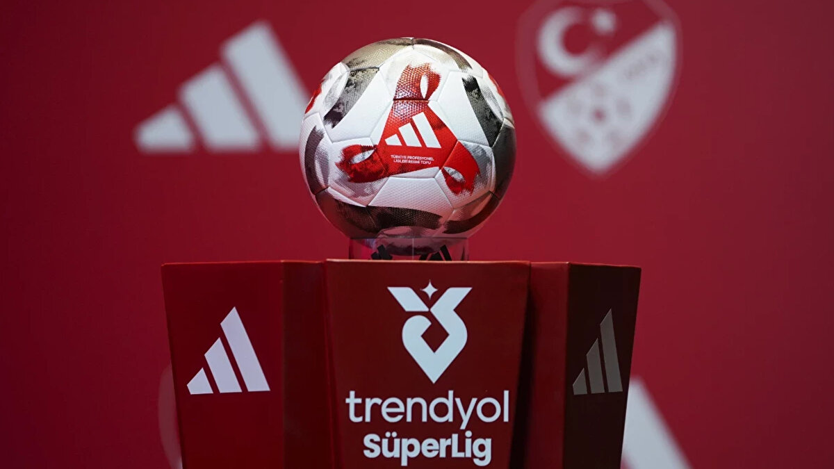 Süper Lig'de ara transfer döneminin başlamasına sayılı günler kaldı. Transfer dönemi öncesinde birçok yıldız için transfer iddiaları gündeme geldi. İşte Süper Lig'de forma giyen oyuncular ve Süper Lig devleri Galatasaray, Fenerbahçe, Beşiktaş ve Trabzonspor'un gündeminde olan oyuncuları...