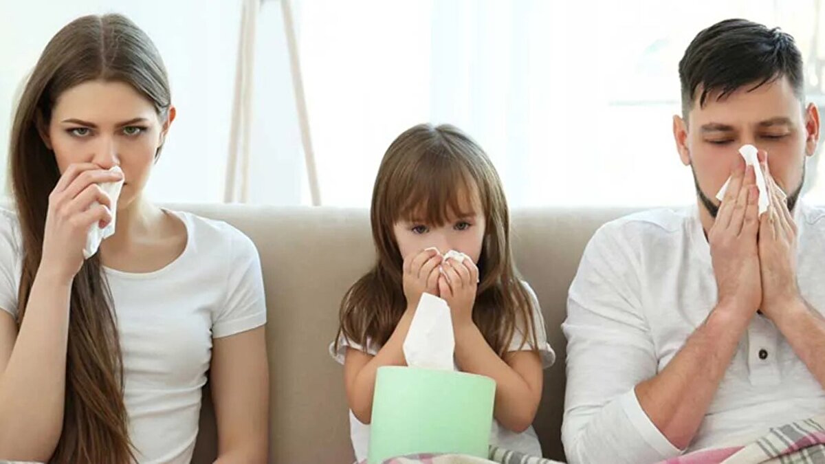 Grip genellikle ani başlar ve ateş, vücut ağrısı, yorgunluk ve kuru öksürük gibi semptomlarla kendini gösterir. Çoğu kişi belirtileri evde dinlenerek, bol sıvı tüketerek ve gerekirse ağrı kesici kullanarak yönetebilir. Ancak hamileler, 65 yaş üstü kişiler ve kronik rahatsızlığı bulunanların belirtiler görülür görülmez tıbbi yardım alması önem taşıyor.