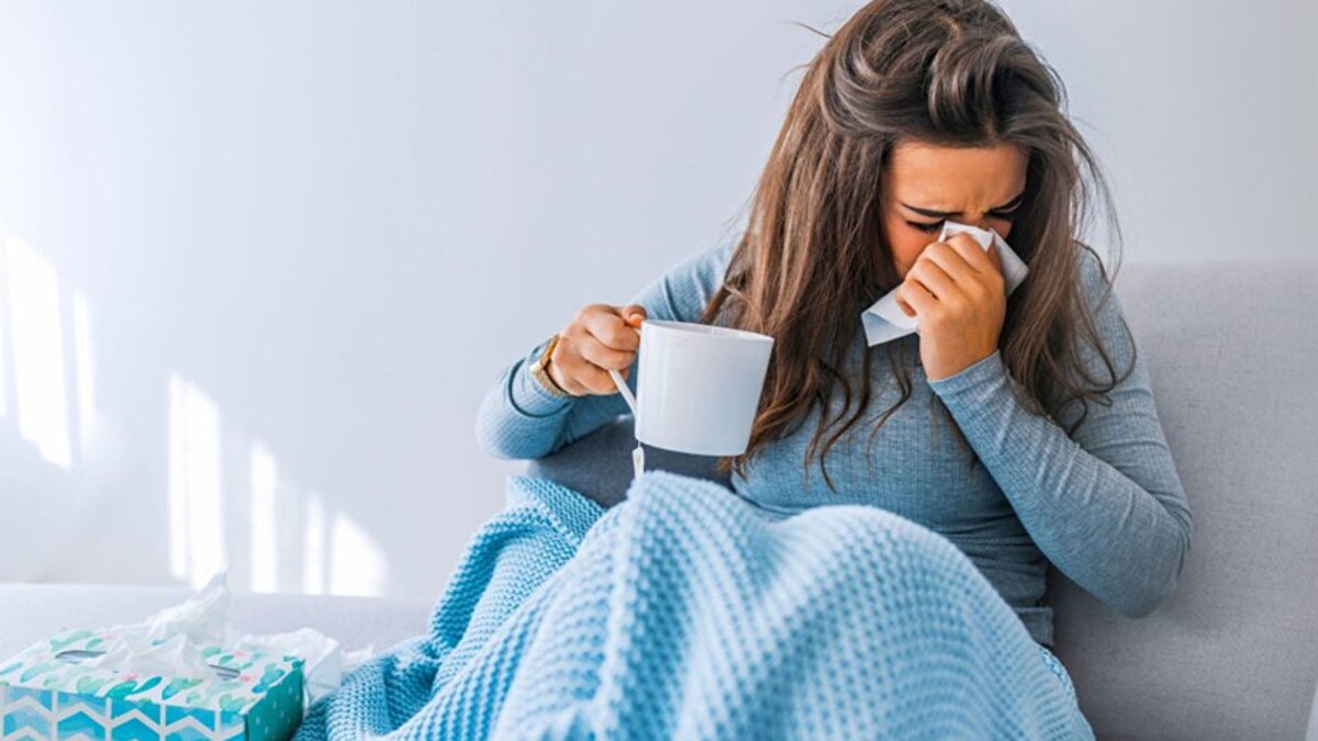 Aynı dönemde solunum sinsityal virüsü (RSV) vakalarında da artış görüldü. Hastaneye yatışlar 100.000 kişide 2,38’den 3,75’e, pozitif testler ise %8,7’den %10’a yükseldi. Covid testlerinin pozitiflik oranı hafif düşüş göstererek %2,3’ten %2,1’e gerilerken, hastaneye yatışlarda küçük bir artış kaydedildi.