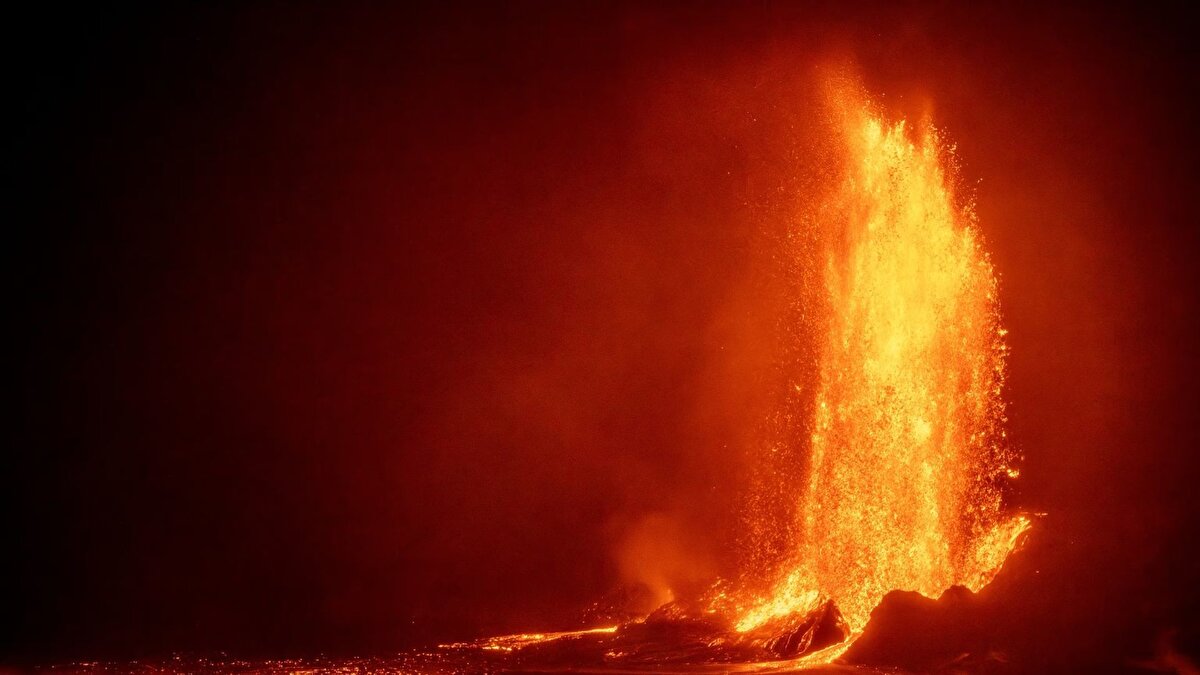 USGS verilerine göre 17 Ekim gecesi yılın 35’inci lav püskürmesi gerçekleşti ve sabahın erken saatlerinde sona erdi. O dönemde yanardağın güneyinden çıkan lavlar yaklaşık 460 metre, kuzeyinden çıkan lavlar ise 335 metre yüksekliğe ulaştı. Püskürme sırasında saniyede ortalama 500 metreküp, toplamda ise yaklaşık 13 milyon metreküp lav atmosfere yükseldi.