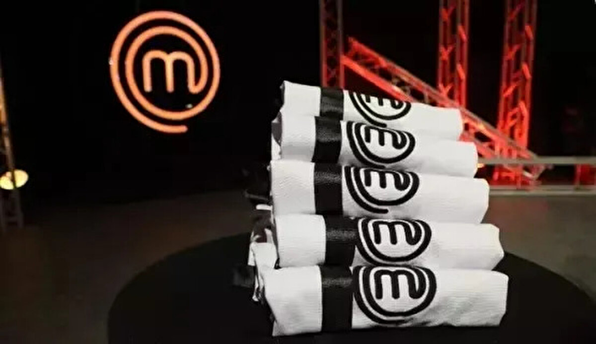 İşte Altın Kupa İçin Yarışacak Efsane İsimler: <br><br>Turnuvada geçmiş sezonlardan tanıdığımız ve mutfaktaki iddialarıyla bilinen şu isimler yer alıyor:<br><br>Barbaros, Eren, Sergen, Hasan<br><br>Alican, Cemre, Dilara, Tahsin<br><br>Beyza, Eda, Semih, Erim<br><br>Ayaz, Barış, Tolga, Batuhan, Kıvanç ve Kerem