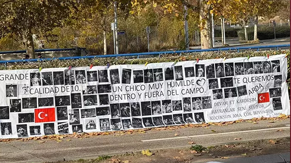 Rela Madrid taraftarı, Bilbao maçında Arda için tesislerde pankart açmıştı. <br><br>"BÖYLE DEVAM ET KARDEŞİM"<br><br>Pankartta '10 numaranın kalitesi', 'Sahada ve saha dışında çok mütevazı bir çocuk','Seni seviyoruz Arda' ve 'Böyle devam et kardeşim, taraftarlar seni seviyor' ifadelerine yer verildi.