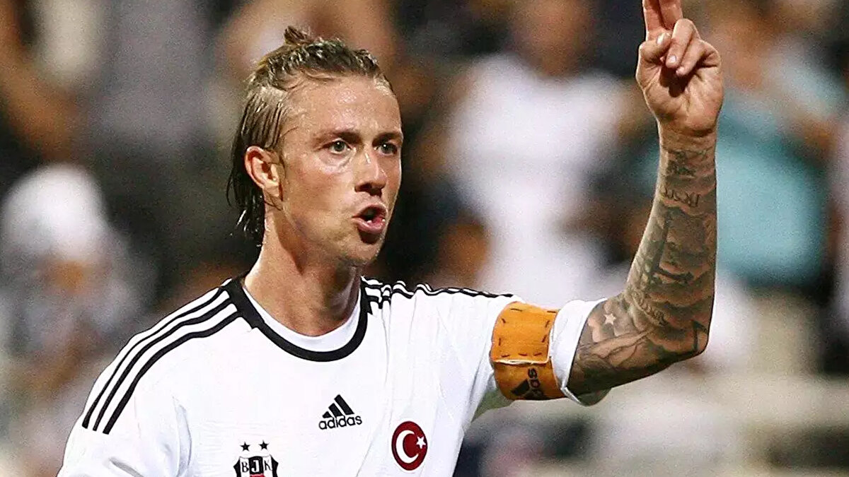 Arda’nın Real Madrid için çok önemli bir oyuncu olduğunu ifade eden Guti, genç yıldızın geleceğin önemli starlarından biri olacağını söyledi.Guti, Arda’nın son dönem performansını öne çıkararak “her şeyi yapabilecek kapasiteye sahip” olduğunu söyledi. <br>Ona göre Arda, hem yaratıcı orta saha hem de hücum yönelimli bir oyuncu olarak görev alabilir — “son pası atabilir, ileri çıkabilir ve gol atabilir.” <br>Ayrıca, Arda’yı orta sahaya yerleştirip oyunun temposunu kontrol edecek bir futbolcu olarak da görebileceğini belirtti. Bu yönüyle, hem oyunu kurabilen hem de hücumda etkin olabilen çok yönlü bir yetenek olduğunu vurguladı. <br>“Hücumcu bir orta saha olarak oynayabilir, son pası atabilir, ileri çıkabilir ve gol atabilir. Ama aynı zamanda onu orta sahaya da yerleştirip topun dışarı çıkmasını da sağlayabilirsiniz.”<br>