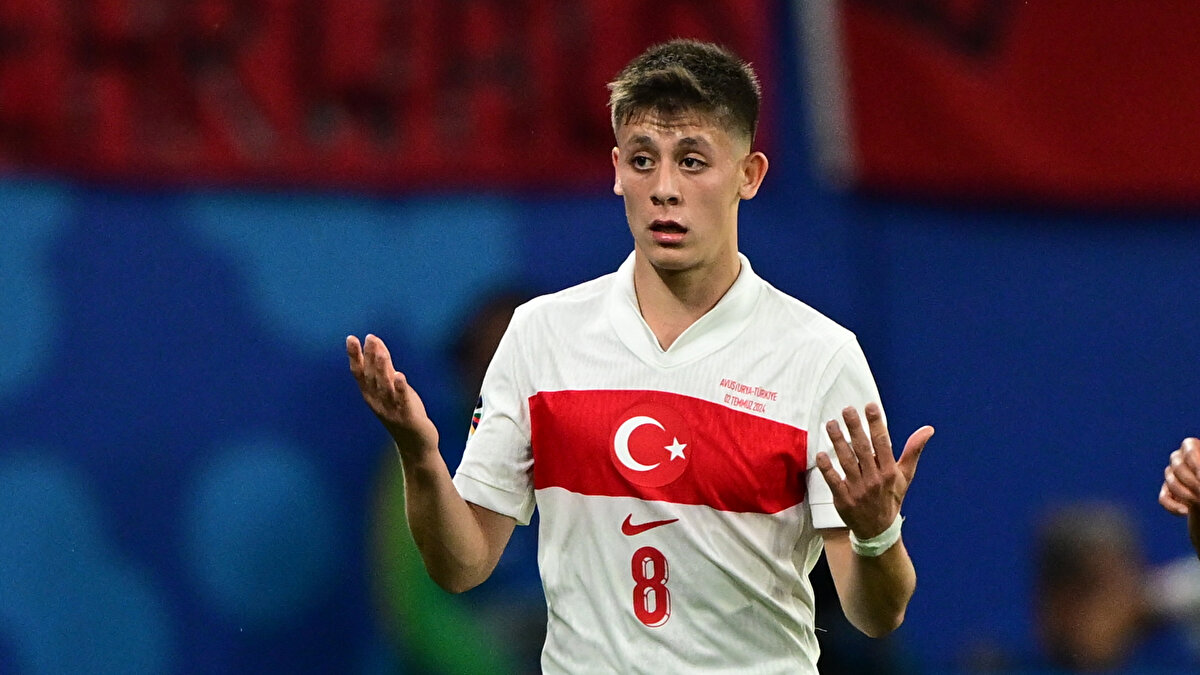 Guti, “Hücumcu bir orta saha olarak oynayabilir, son pası atabilir, ileri çıkabilir ve gol atabilir. Ama aynı zamanda onu orta sahaya da yerleştirip topun dışarı çıkmasını da sağlayabilirsiniz.” ifadelerini kullandı. <br>