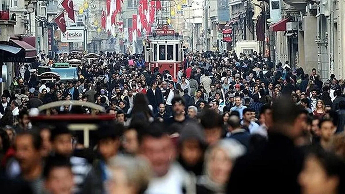 İstanbul’da özellikle büyük sitelerde artan aidat maliyetleri, kentte önemli bir iç göç dalgasına yol açtı. TÜİK’in 2025 yılı verilerine göre 117 bini aşkın aile, yüksek aidat yükü nedeniyle İstanbul içinde daha düşük maliyetli bölgelere taşınmayı tercih etti. Türkiye genelinde bu nedenle yer değiştiren hane sayısının ise 250 bin civarında olduğu değerlendiriliyor.