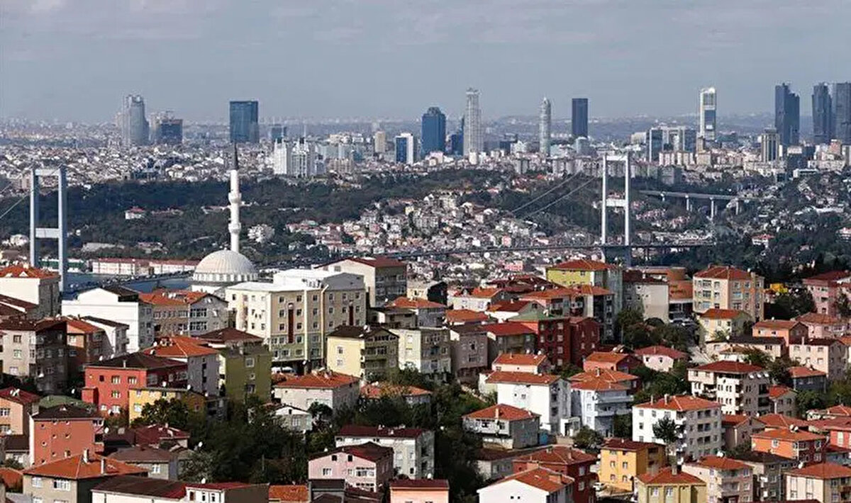 Aidat artışları kira rakamlarını geçti<br>Birçok büyükşehirde, özellikle lüks konut projelerinde aidatlar enflasyonun çok üzerinde artırıldı. Ekonomim’in derlediği verilere göre Muğla, aidat artışında ilk sırada yer alırken İstanbul’da Beşiktaş, Sarıyer ve Şişli gibi ilçelerde aylık aidatlar 10 bin liranın üzerine çıktı. TÜİK yetkilileri, ailelerin bütçelerini koruyabilmek için taşınma yoluna gittiklerini belirtiyor.