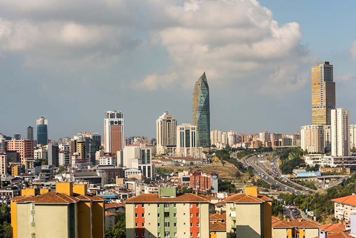 Yeni yılda yüzde 40 zam beklentisi<br>Türkiye Kentsel Tesis Yönetim Derneği Başkanı Suat Sandalcı ise fahiş aidatların temel sebeplerinden birinin amatör yönetimler olduğunu belirtti. Toplantılara katılım oranının düşük olması nedeniyle birçok kararın otomatik kabul edildiğini, bunun da beklenmedik yüksek aidatlarla sonuçlandığını söyledi. Sandalcı, ocak ayında yaklaşık yüzde 40 civarında artış beklediklerini, bunun üzerindeki zamların fahiş kabul edileceğini kaydetti.<br><br>Meclis’te görüşülmesi beklenen Tesis Yönetim Yasası’nın onaylanması halinde profesyonel yönetim şirketlerinin lisanslandırılması ve düzenli denetim mekanizmasının zorunlu hale getirilmesi öngörülüyor.