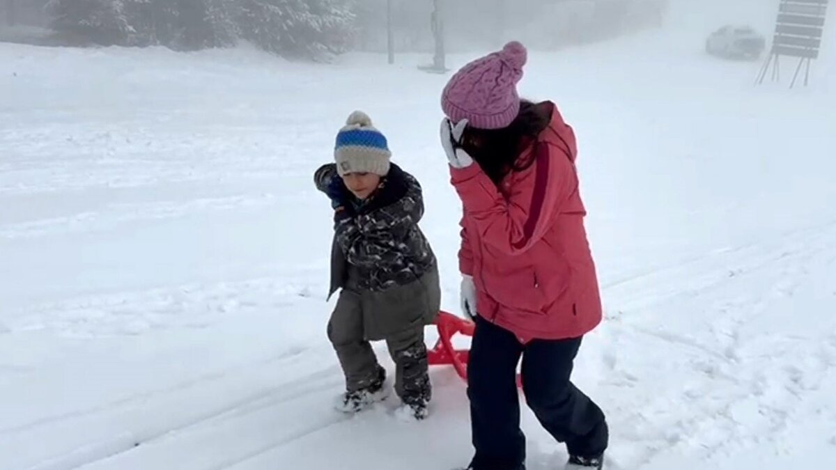 Susuz’un kar manzarası havadan görüntülendi<br><br>Susuz ilçesi kar yağışı sonrasında tamamen beyaza büründü. Havadan çekilen görüntülerde, evler, yollar ve parkların karla kaplandığı dikkat çekti. Kartpostalı andıran kareler sosyal medyada da ilgi gördü.