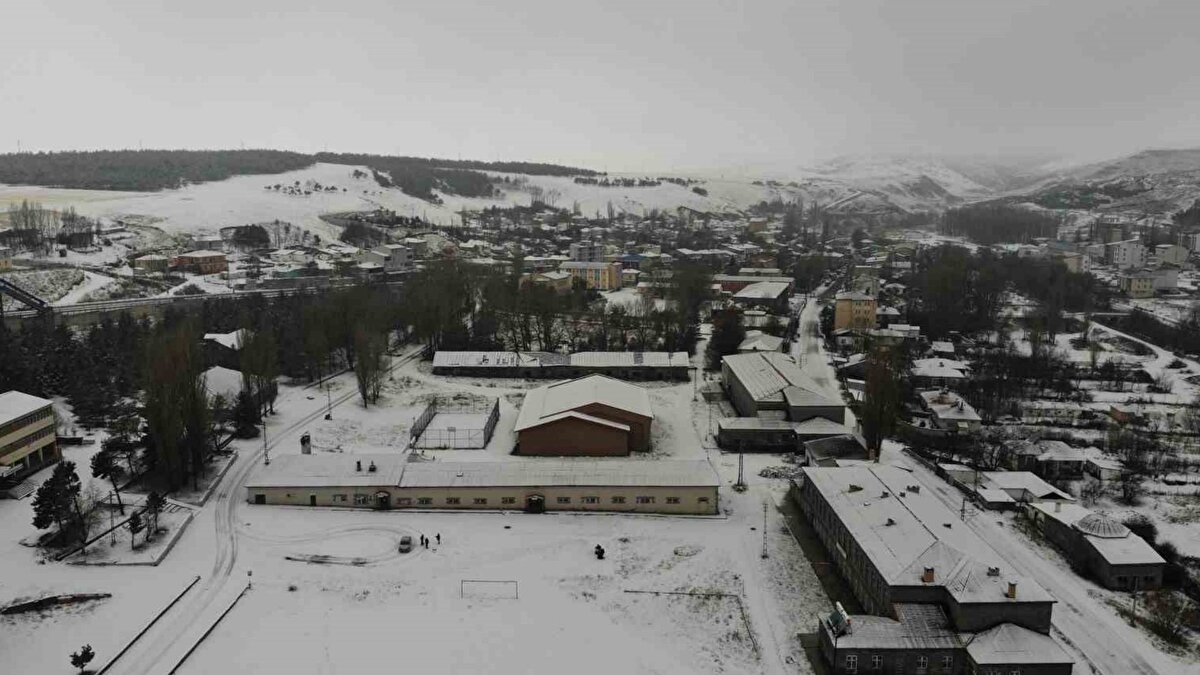 Kars kış sezonuna hazırlanıyor<br><br>Yağışla birlikte Kars’ın doğal güzellikleri yeniden öne çıkarken, Çıldır Gölü çevresinde yapılacak kış etkinliklerinin bu yıl da yoğun talep görmesi bekleniyor. Kent, yeni sezonda hem yerli hem yabancı ziyaretçileri ağırlamaya hazırlanıyor.