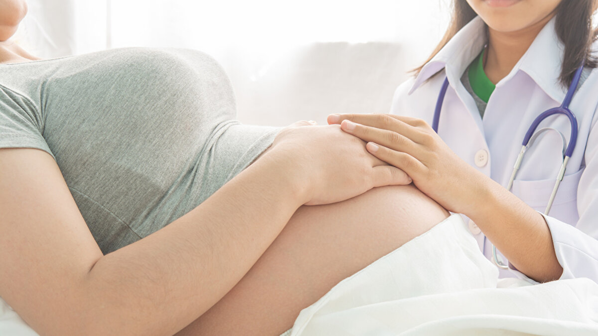 Türkiye Gazetesi'nde yer alan habere göre, Türkiye’nin uzun süredir tartıştığı doğurganlık sorunu yeniden gündemde. TÜİK verilerine göre doğum oranının 1,48’e kadar inmesi, ülkeyi nüfus yenilenme eşiği olan 2,1’in oldukça altına çekti. Uzmanlar, bu tablonun 2019’dan bu yana devam eden gerilemeyle birleştiğinde, eğitimden sağlığa ve sosyal güvenliğe kadar pek çok alanda sistematik baskı oluşturduğunu ifade ediyor.