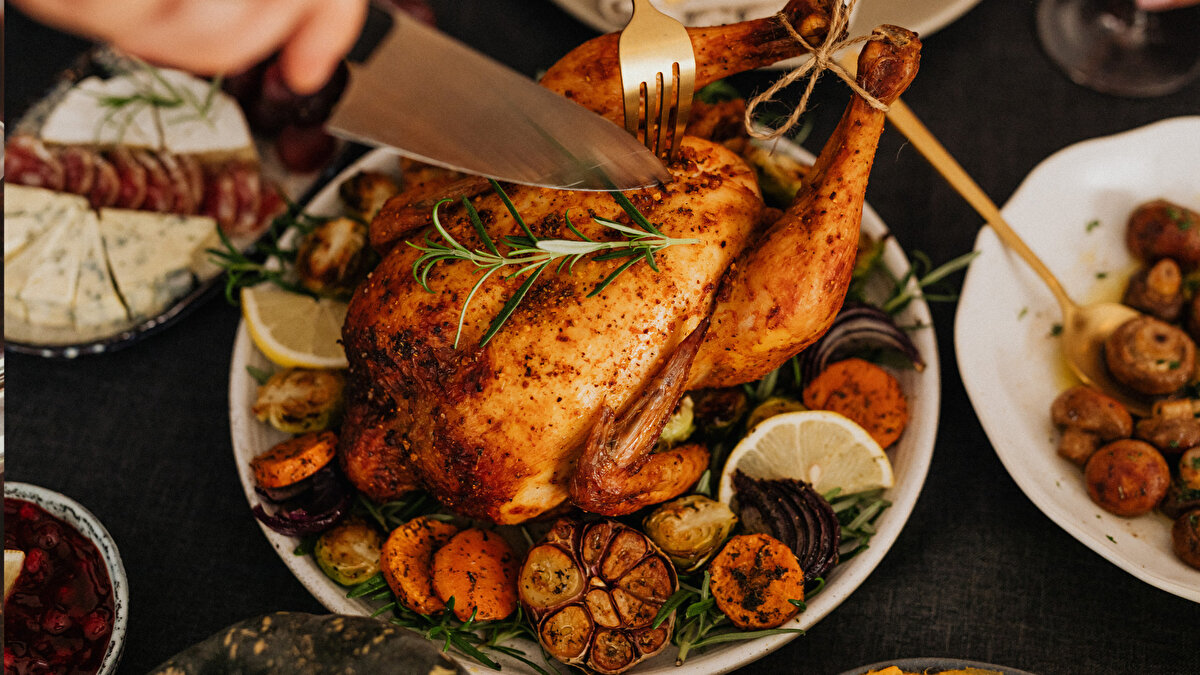 Savunma kapasitesi de etkilenecek<br><br>Başbuğ, genç nüfustaki daralmanın uzun vadede asker temininde zorluk oluşturacağını dile getiriyor. Türkiye’nin bugüne kadar böyle bir sorun yaşamamasına rağmen mevcut eğilimin sürmesi hâlinde ordunun dışarıdan paralı asker temin etmek zorunda kalabileceğini, bunun da ulusal güvenlik açısından risk oluşturacağını savunuyor.<br><br>Prof. Dr. Eryurt da askerliğe uygun yaş grubu olan 20–29 nüfusunun 2021’den bu yana küçüldüğünü, esas etkinin 2035 sonrasında belirginleşeceğini ifade ediyor.