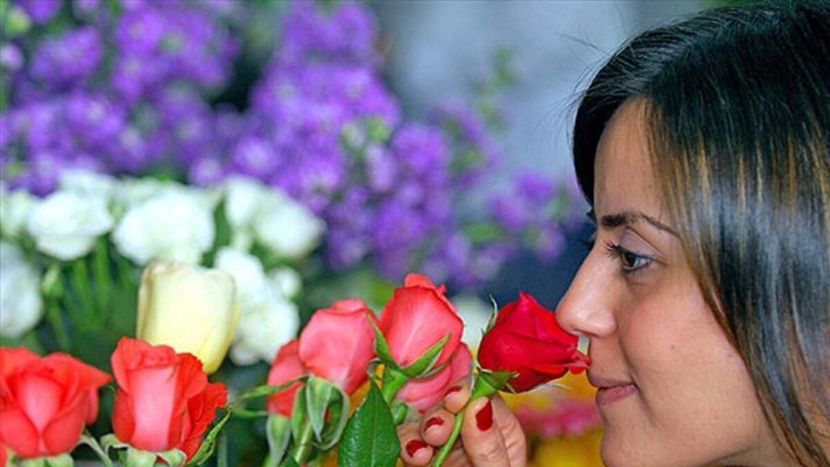 Koku kaybının başlıca nedeni, sinüslerin kronik iltihabı olarak bilinen kronik rinosinüzit (CRS) olarak gösteriliyor. Bu durum, astım, alerji veya kistik fibroz gibi hava yolunu tıkayan rahatsızlıklar sonucu gelişebiliyor. Üstelik influenza ve soğuk algınlığı gibi üst solunum yolu enfeksiyonlarında da koku kaybı görülebiliyor; Covid-19 hastalarında ise bu oran 8–10 kat daha yüksek bulunmuş.