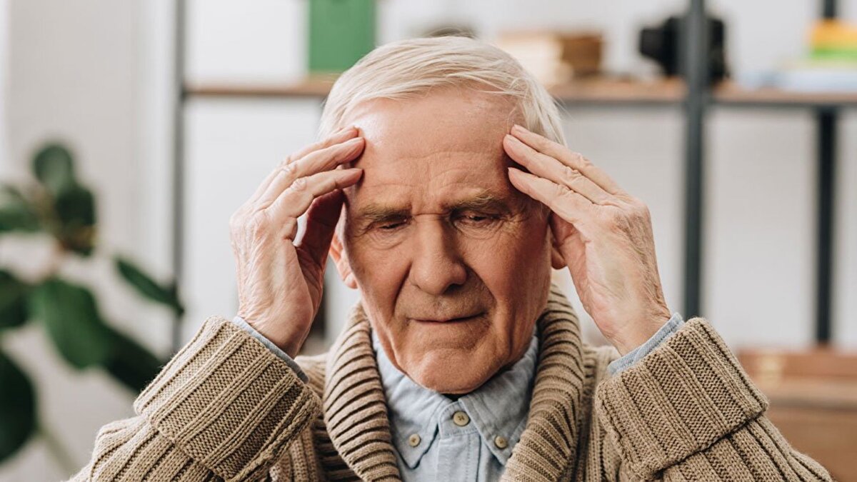 Uzmanlar, koku kaybının Alzheimer ve Parkinson gibi nörolojik hastalıkların erken belirtisi olabileceğine dikkat çekiyor. Nature Communications dergisinde yayımlanan bir araştırma, koku kaybının hafıza kaybına yol açan demansın ilk işaretlerinden biri olabileceğini gösteriyor. Parkinson hastalarının yüzde 90’ında motor belirtiler ortaya çıkmadan yıllar önce koku kaybı gözlemleniyor. Ayrıca yeni çalışmalar, koku kaybının sağlıklı yetişkinlerde felç ve kalp yetmezliği riskini artırabileceğine işaret ediyor.