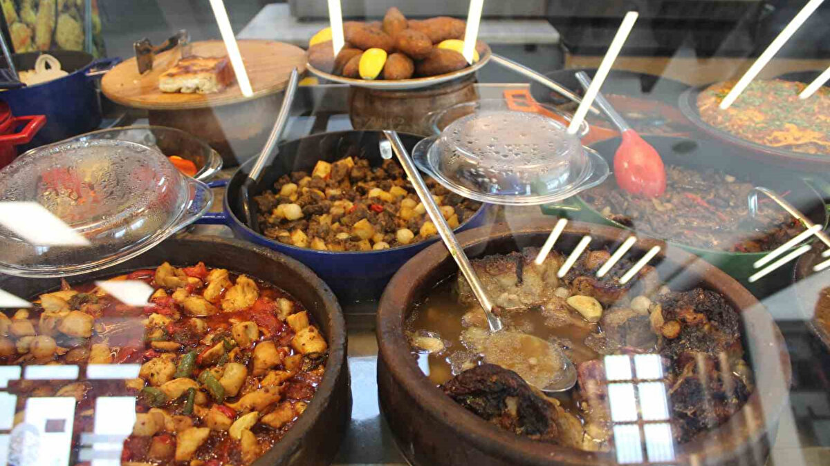 Emekliler Kafeteryası: “Evden kovulan buraya geliyor”<br><br>Şehirde büyük ilgi gören Emekliler Kafeteryası’nda ise çayın fiyatı 2 TL. Emekliler burada günün büyük bölümünü geçirirken ortamın samimi ve güvenli olduğunu belirtiyor. Bir vatandaş, “Evden kovulan buraya geliyor, fiyatlar tam emekli işi” sözleriyle buranın adeta sosyalleşme noktası hâline geldiğini söyledi.<br><br>Personel ise amacın kâr etmek değil, vatandaşlara erişilebilir ve huzurlu bir sosyal alan sağlayabilmek olduğunu vurguladı.