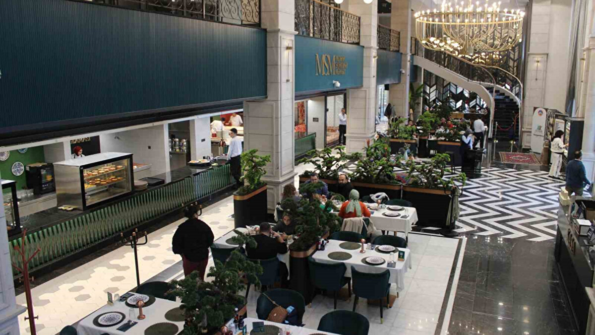 Kayseri Büyükşehir Belediyesi, KAYTUR A.Ş. aracılığıyla yürüttüğü sosyal tesis hizmetlerinde vatandaşların bütçesini korumaya yönelik adımlar atmaya devam ediyor. Recep Tayyip Erdoğan Millet Bahçesi’nde hizmet veren Ev Yemekleri Lokantası’nda günlük menü 175 TL olarak belirlenmiş durumda. Menüde çorba, ana yemek, pilav, tatlı ve salata yer alıyor.