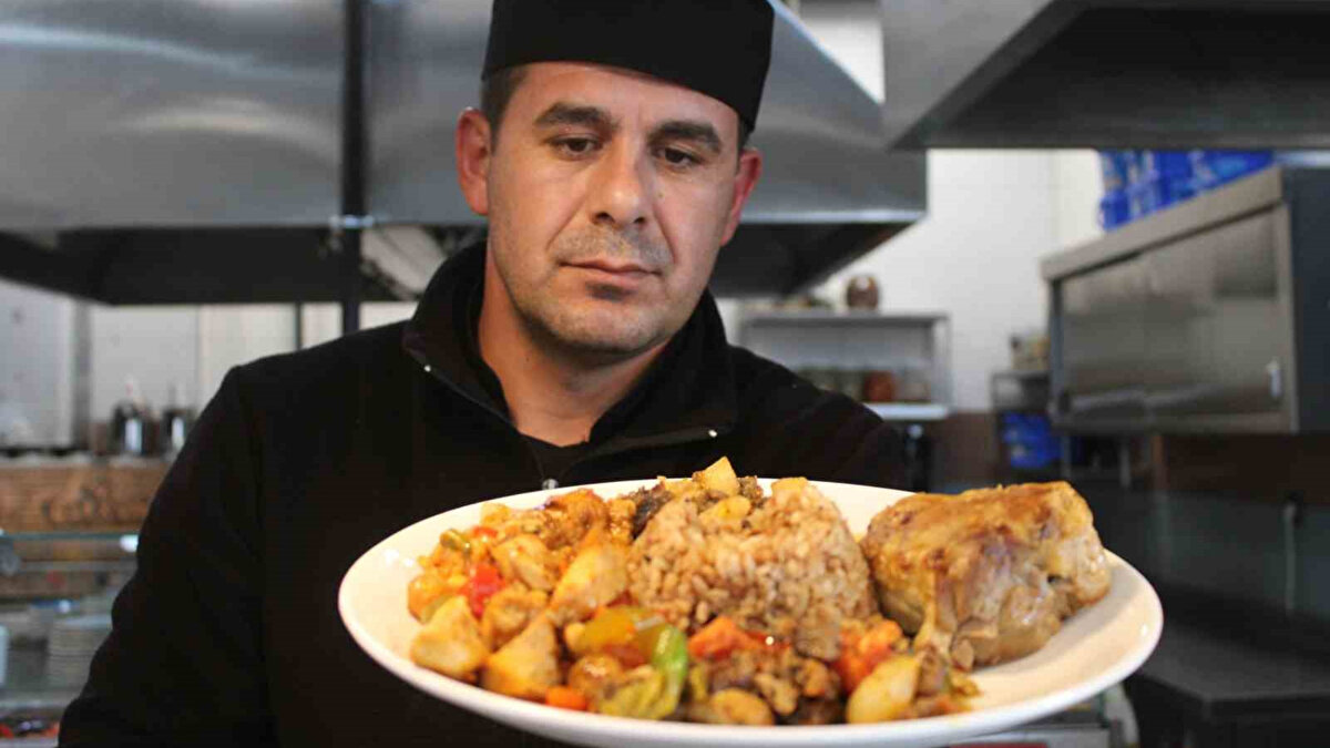 Günlük 25 çeşit yemek ve yoğun talep<br><br>Tesis sorumlusu İsmail Furkan Olgun, günde yaklaşık 25 farklı yemek çıkarıldığını ve 750 kişiye hizmet verildiğini söyledi. Açık mutfak sistemi sayesinde vatandaşların yiyeceklerini görerek tercih yaptığını belirten Olgun, menülerin her gün değiştiğini ve fiyatların mümkün olan en düşük seviyede tutulduğunu aktardı.