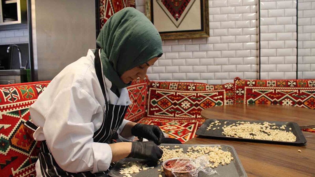 “Fiyatlar makul, lezzetler ev yemeği gibi”<br><br>Lokantayı ziyaret eden vatandaşlar, özellikle kalite–fiyat dengesinden memnun olduklarını belirtiyor. İstanbul’dan gelen Serdar Tekay, hem ortamın temizliğinin hem de yemeklerin lezzetinin beklentilerinin üzerinde olduğunu ifade etti. Diğer müşteriler de porsiyonların doyurucu olduğunu, aileleriyle rahatlıkla gelebilecekleri bir yer bulduklarını söyledi.