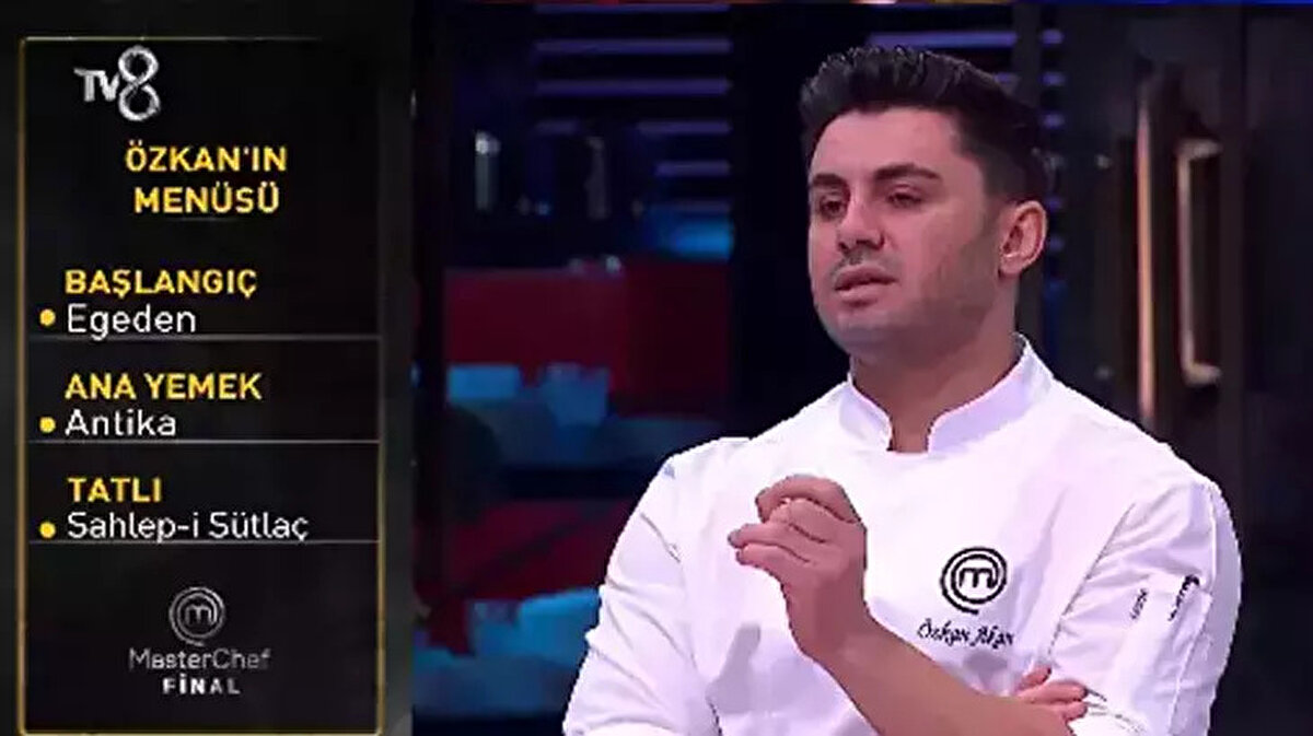 Finalde Hangi Yemekler Yapıldı? İşte Menüler<br><br>Yarışmacılar finalde hem uluslararası mutfak hem de Türk mutfağı konseptli menülerini şeflerin beğenisine sundu. İşte şampiyonluk yolunda hazırlanan o tabaklar:<br><br>Şampiyon Sezer’in Menüsü<br>Deniz ürünleri ağırlıklı bir strateji izleyen Sezer, finalde şu lezzetleri sundu:<br><br>Uluslararası Menü: Başlangıçta tarak, püreler ve soslarla lezzetlendirildi. Ana yemekte 3 farklı deniz proteini, balık kreması ve karamelize püre ile servis edildi. Tatlı olarak ise dondurma eşliğinde Fransız ekleri (eclair) yapıldı.<br><br>Türk Mutfağı (Final Menüsü): "Kebap-İskender" konseptiyle yarışan Sezer; başlangıçta çiğ köfte, ana yemekte özel İskender yorumu ve finalde tatlı olarak aşure hazırladı.<br><br>Özkan’ın Menüsü<br>Toprak ve deniz ürünlerini harmanlayan Özkan’ın menüsünde şu detaylar öne çıktı:<br><br>Uluslararası Menü: Garnitür olarak fava ve pastırma eşliğinde karides. Ana yemekte tarak ve levrekle birleşen "İnci". Son olarak kendi yorumuyla hazırladığı özel tatlı.<br><br>Türk Mutfağı (Final Menüsü): Başlangıçta midye pilaki. Ana yemekte kuzu ve lahana sarması. Tatlıda ise dondurma formunda servis edilen sütlaç ve sahlep sufle.<br>